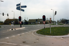 847747 Gezicht op de kruising van de weg Dorp te Benschop (voorgrond), met de M.A. Reinaldaweg (N204). Na de ...
